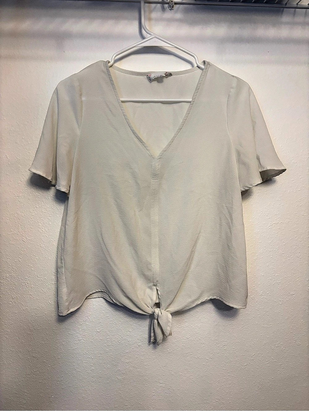 Pink Rose Short Sleeve Tie-Hem Blouse in White Size Medium